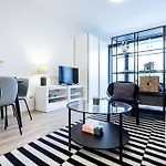 Bright & Spacious - Garage & Balcony Daire