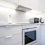 Bright & Spacious - Garage & Balcony Apartament *