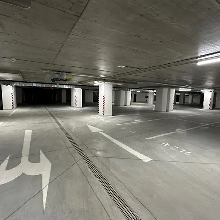 Bright & Spacious - Garage & Balcony Appartamento Bratislava