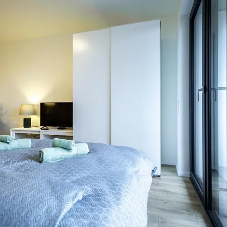 Bright & Spacious - Garage & Balcony Appartamento