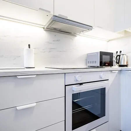 Bright & Spacious - Garage & Balcony Apartment *