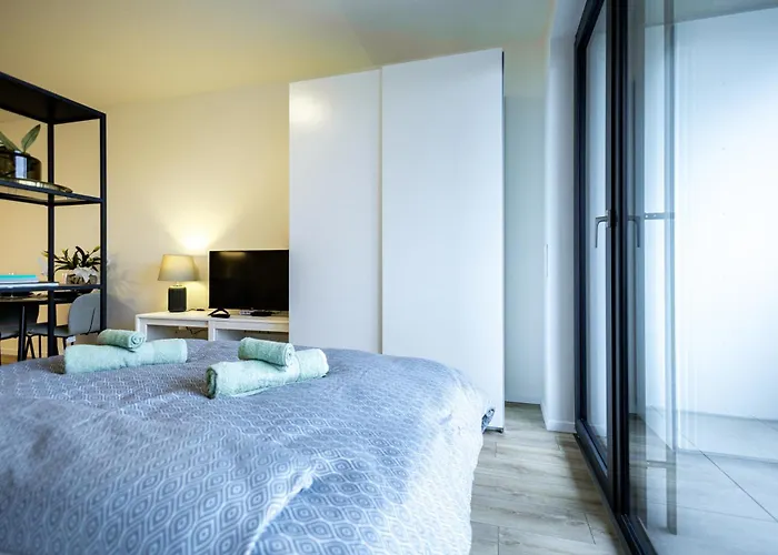 Bright & Spacious - Garage & Balcony Appartamento