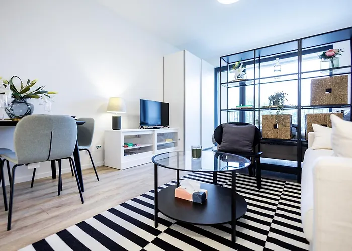 Bright & Spacious - Garage & Balcony 아파트