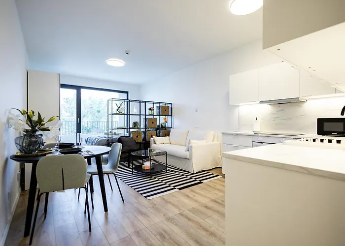 Bright & Spacious - Garage & Balcony *