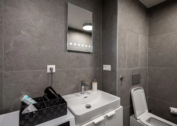 Bright & Spacious - Garage & Balcony 아파트