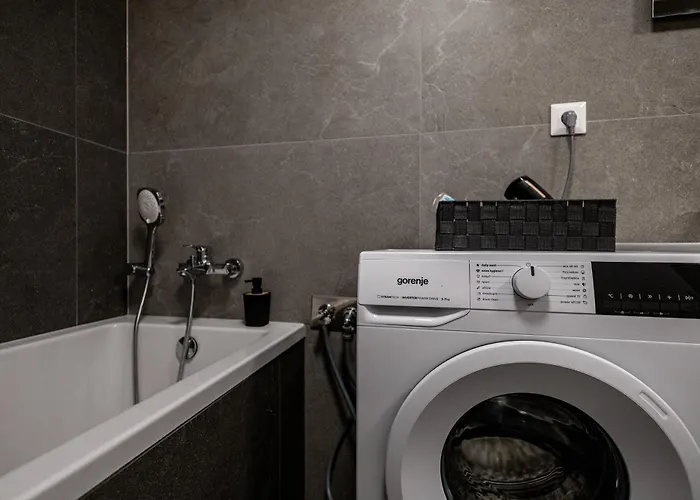 Bright & Spacious - Garage & Balcony *