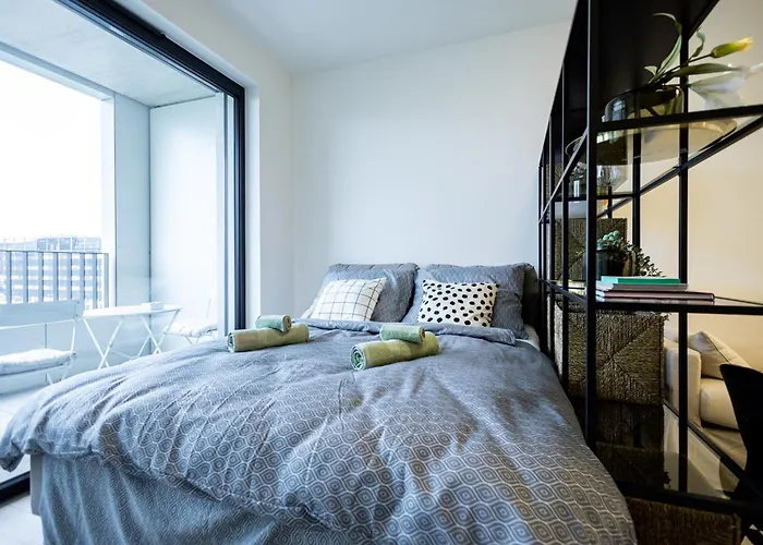 Bright & Spacious - Garage & Balcony 아파트