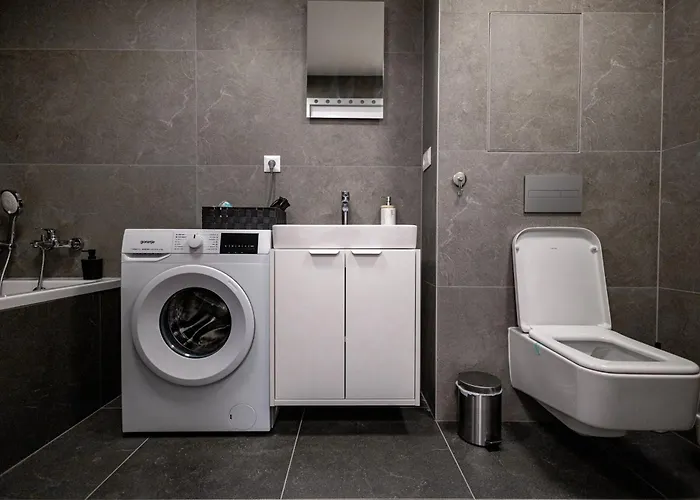 Bright & Spacious - Garage & Balcony 아파트