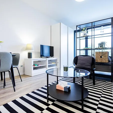 Bright & Spacious - Garage & Balcony アパート